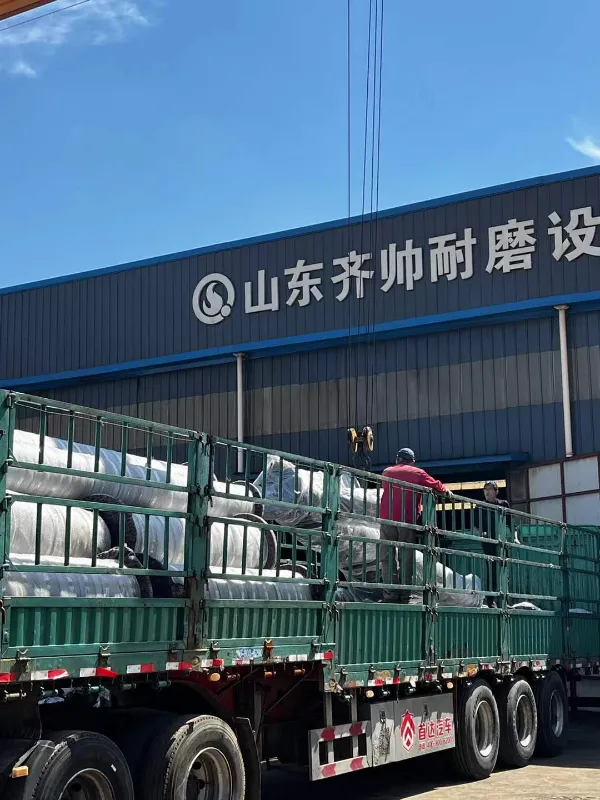 Qishuai aşınmaya davamlı Bimetal Wear Kompozit Boruların Bir Dəstəsi Tamamilə Yükləndi və Rusiyaya Göndərildi.